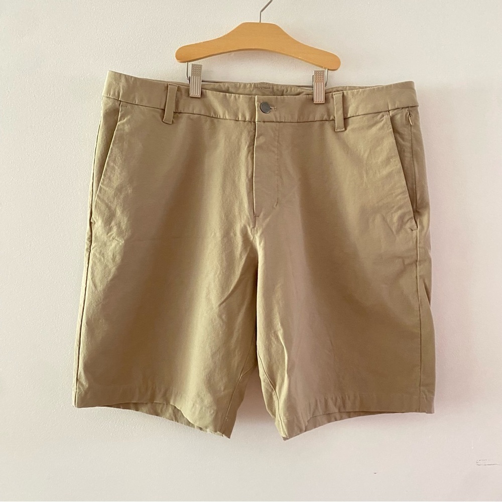 Lululemon Men’s Commission Classic 9” Chino Khaki Shorts Size 36 Style LM7AO2S